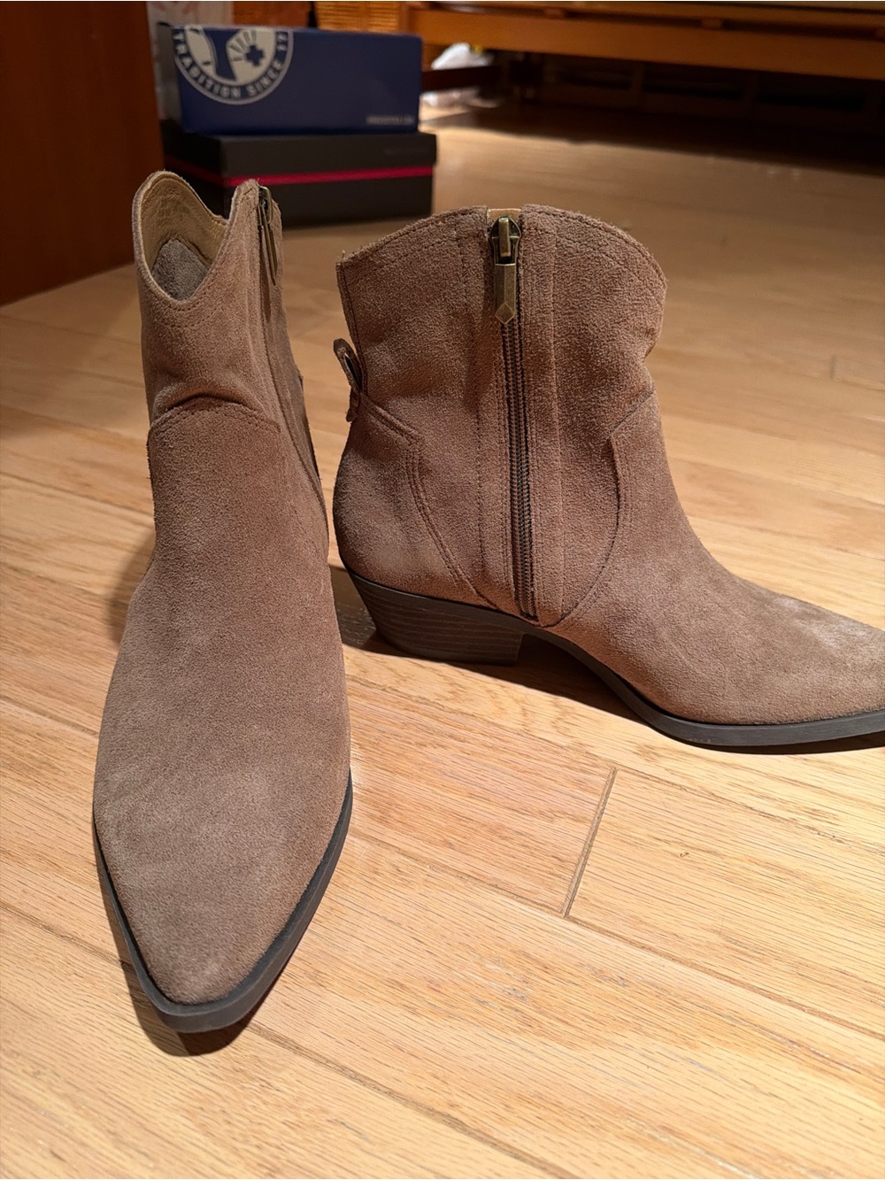 Crown Vintage CV-Razia suede western booties